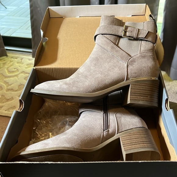 Liz Claiborne Light Beige Booties. Never worn with tags - Picture 5 of 5